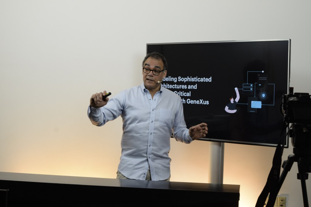 Are some of the tools offered by GeneXus for the Modeling of Complex Architectures in Mission Critical Systems